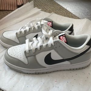 Nike Lottery Dunk Low Retro Sneakers Mens size 8.5. EUC Grey/white